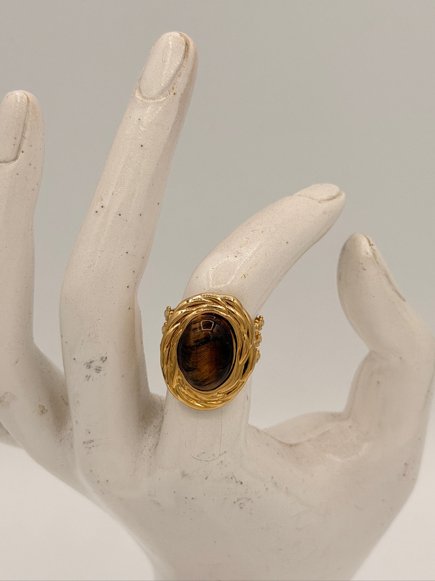 Ring Tigers eye Open