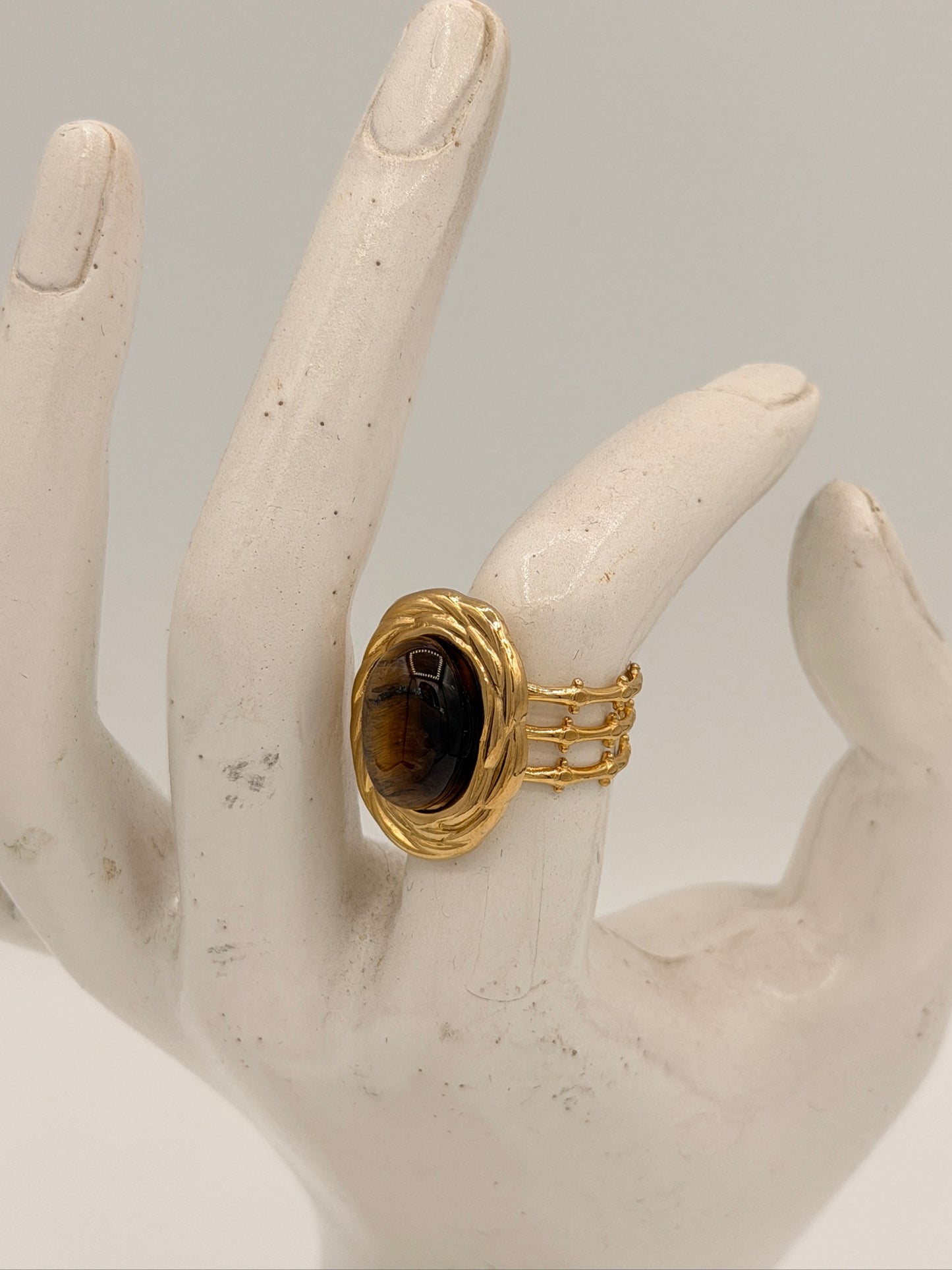 Ring Tigers eye Open