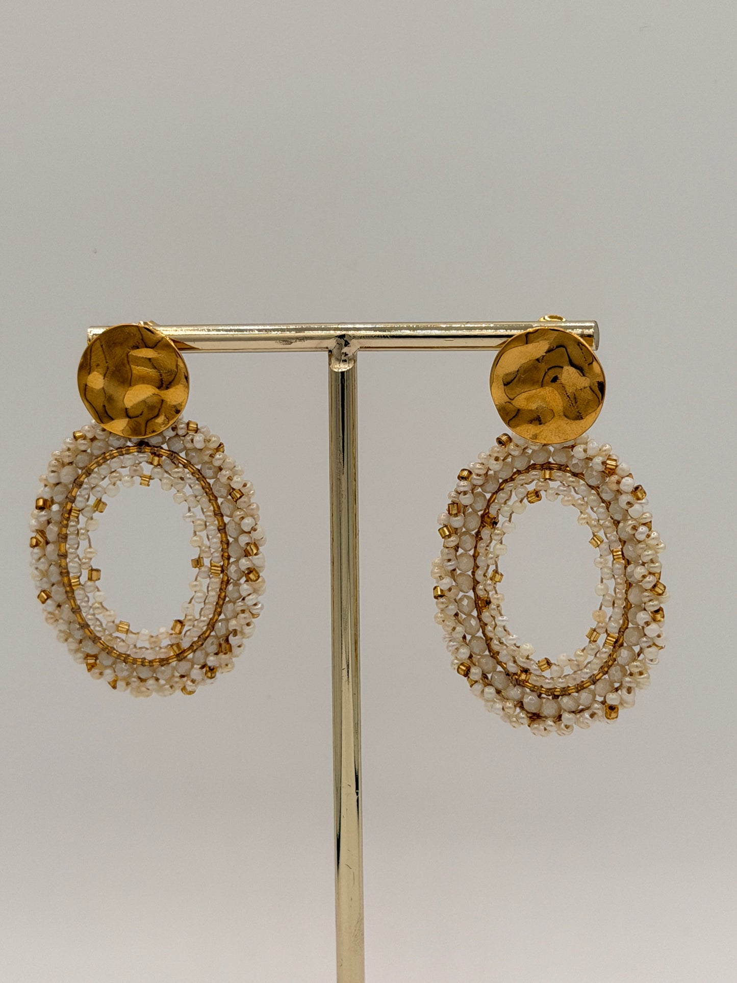 Oorbel beaded oval cream