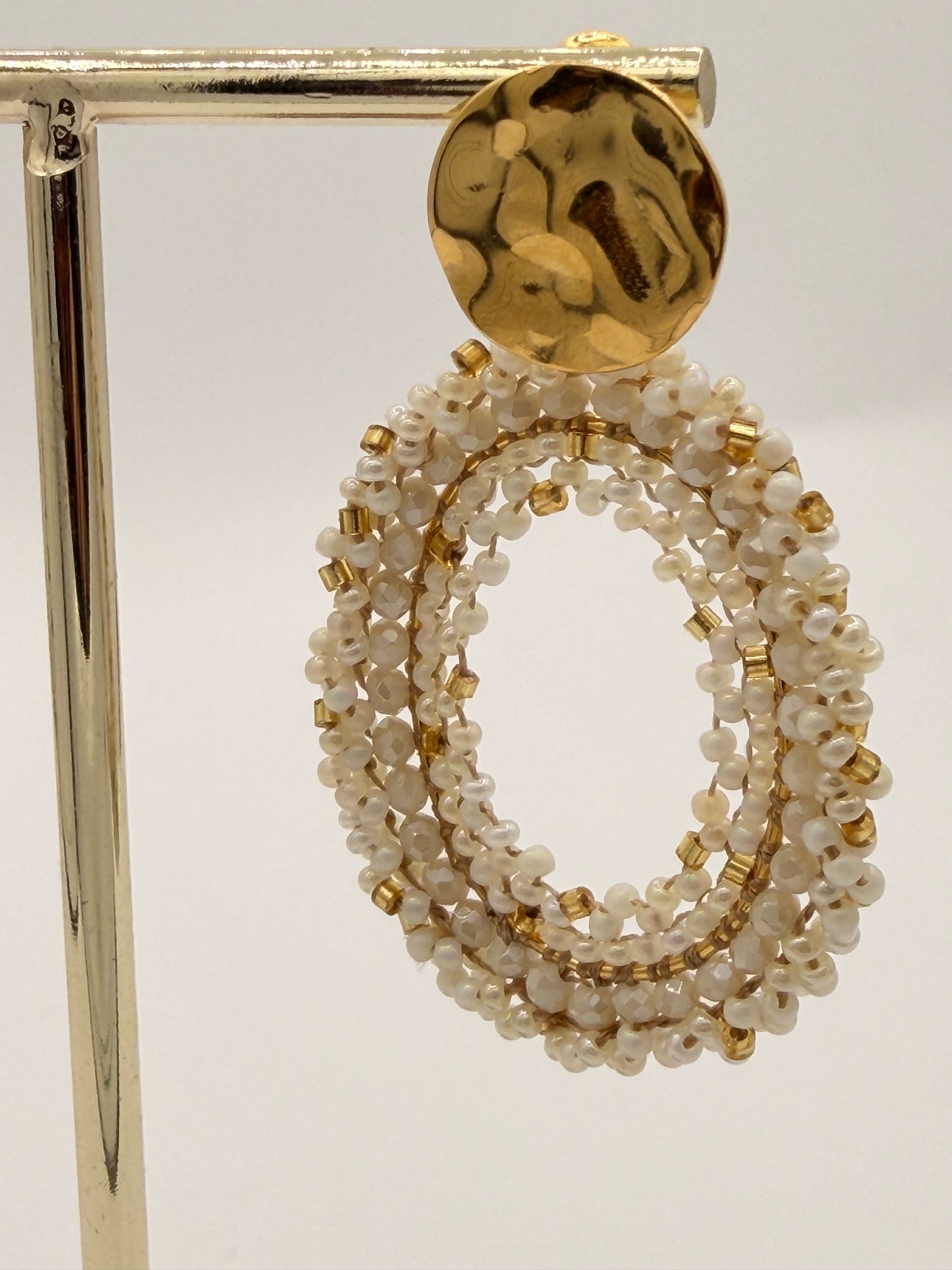 Oorbel beaded oval cream